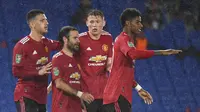 Para pemain Manchester United berselebrasi setelah Juan Mata mencetak gol ke gawang Brighton pada babak keempat Carabao Cup di Stadion Falmer, Kamis (1/10/2020) dini hari WIB. (Andy Rain/Pool via AP)