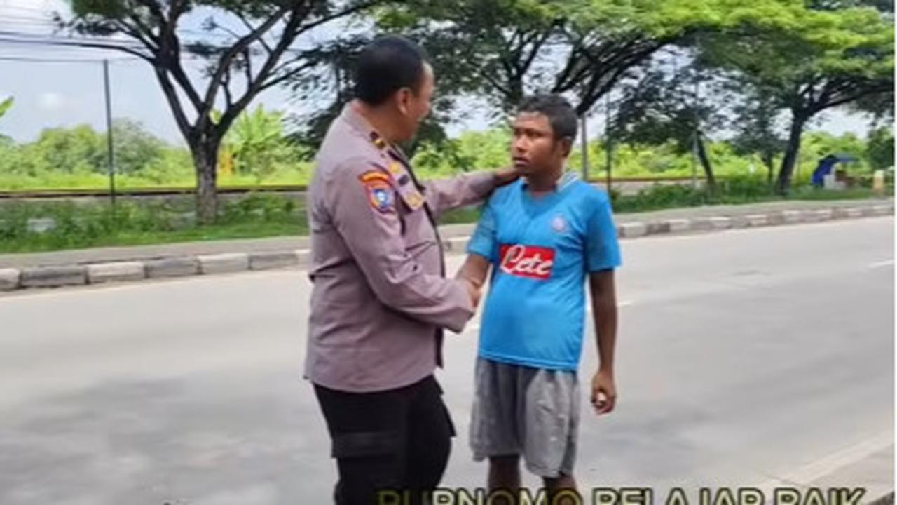 Polisi Baik, Ipda Purnomo Bantu Pria yang Terlantar di Jalan sampai Memandikannya