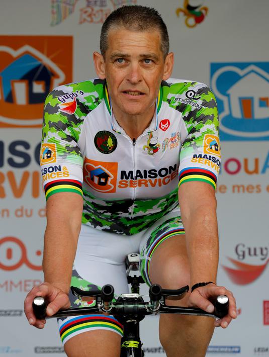 Pascal Pich mengayuh sepedanya dalam upaya memecahkan rekor bersepeda statis di Paris, 2 Mei 2018. Demi memecahkan rekor bersepeda statis dengan jarak 2.932 kilometer, Pascal akan mengayuh sepeda selama 22 jam per hari. (AFP/FRANCOIS GUILLOT)