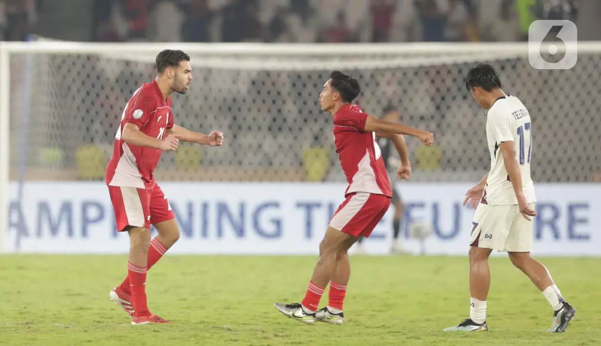 Jens Raven (kiri) merayakan gol penyeimbang saat melawan Thailand pada Semifinal Piala AFF U-23 2025 di Stadion Utama Gelora Bung Karno (SUGBK) Jakarta, Jumat (25/7/2025). (Liputan6.com/Helmi Fithriansyah)