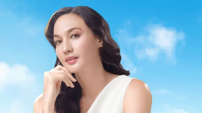 Pilihan sunscreen Nadine Chandrawinata dengan teknologi Triple Defense