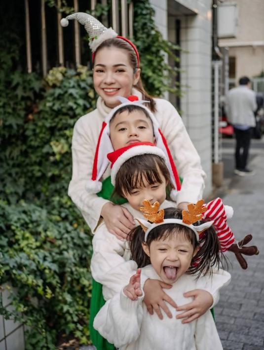 Sebagai seorang selebriti yang memiliki tiga buah hati, Maya Septha memang selalu punya waktu untuk buah hatinya. Terlihat ia menjadi salah satu sosok selebriti yang memperhatikan tumbuh kembang buah hatinya. (Liputan6.com/IG/@mayaseptha7)