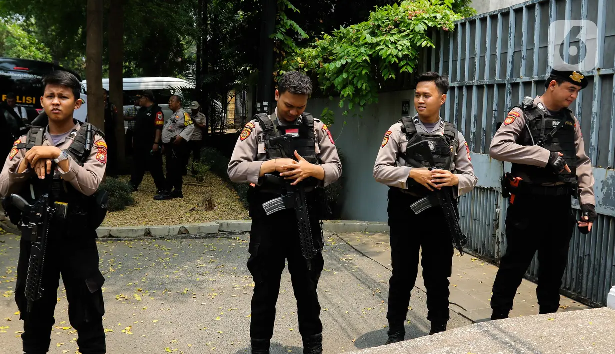 Dikabarkan, kepolisian juga menggeledah rumah Firli di kawasan Bekasi, Jawa Barat. Penggeledahan dilakukan secara paralel dengan rumah Firli yang di Jalan Kertanegara. (Liputan6.com/Herman Zakharia)