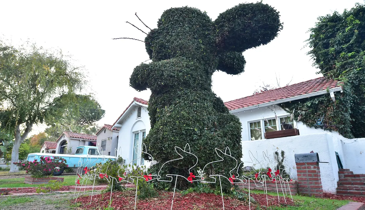 Bagian depan The Bunny Museum yang terletak di Pasadena, California, 8 Desember 2016. Ketika dibuka untuk pertama kalinya museum kelinci ini memiliki koleksi berjumlah 8.437 buah. (Frederic J. BROWN/AFP)