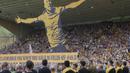 Suporter Wolverhampton membentangkan tifo bergambar mendiang Diogo Jota sebelum laga Liga Inggris 2025/2026 melawan Manchester City di Molineux Stadium, Wolverhampton, Inggris, Sabtu (16/08/2025). (AP Photo/Dave Shopland)