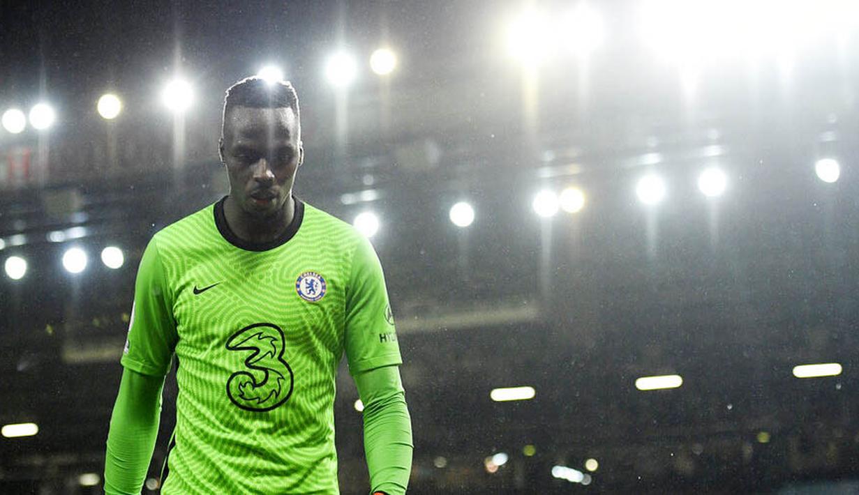 Kiper Chelsea, Edouard Mendy, saat pertandingan melawan Manchester United pada laga Liga Inggris di Stadion Old Trafford, Minggu (25/10/2020). Kedua tim bermain imbang 0-0. (Oli Scarff/Pool via AP)