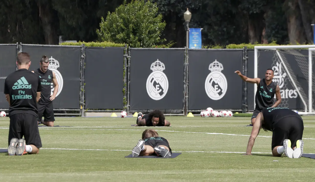 Pemain Real Madrid menjalani latihan di Los Angeles, AS, Rabu (12/7/2017). Real Madrid akan menghadapi Manchester United dan Manchester City pada laga turnamen International Championship Cup. (EPA/Mike Nelson)