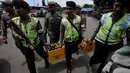 Petugas polisi saat mengamankan sejumlah minuman keras di kawasan terminal Pulogadung, Jakarta Kamis, (12/3/2015). Petugas berhasil menyita minuman keras, senjata tajam, dan belasan orang yang diduga preman di lokasi tersebut. (Liputan6.com/Johan Tallo)