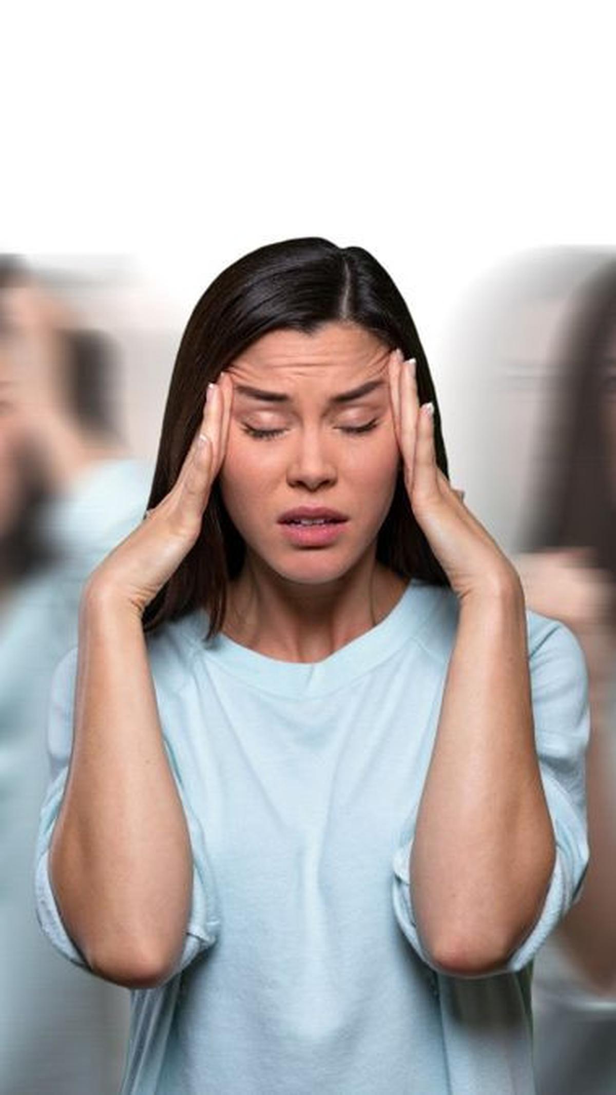 <b>1. Mengalami Depersonalisasi dan Derealisasi</b><br>