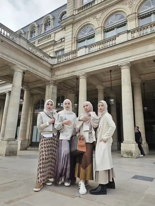 Kemudian ada NIna Zatulini yang tampil anggun dengan blouse dan hijab warna beige senada yang dipadukan dengan maxi skirt warna ungu. [@natasharizkynew/@ninazatulini22/@ratnagalih/@dianayulestari]