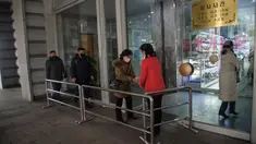Petugas menyemprotkan sanitizer ke pengunjung di dalam Pyongyang Department Store No. 1, Korea Utara (28/12/2020). Meski Korea Utara melaporkan nol kasus Covid-19, pemerintahan Pyongyang tetap menerapkan standar protokol kesehatan guna mencegah penyebaran Covid-19. (AFP/Kim Won Jin)