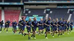 Para pemain Swedia melakukan pemanasan selama sesi latihan di Stadion Hampden Park di Glasgow, Senin (28/6/2021). Timnas Swedia akan berhadapan dengan Timnas Ukraina di babak 16 besar Euro 2020, Rabu (30/6/2021). Pertandingan ini akan digelar di Hampden Park, Glasgow. (AP Photo/Petr David Josek)