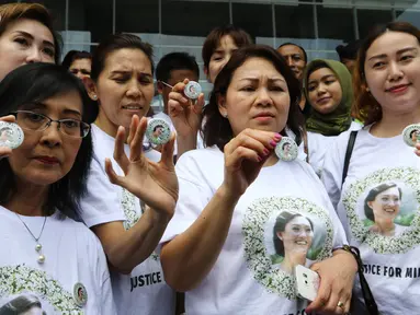 Sejumlah pendukung Mirna memperlihatkan pin bergambar wajah Mirna yang tengah tersenyum jelang sidang vonis di PN Jakarta Pusat, Kamis (27/10). Para pendukung Mirna berharap terdakwa Jesicca Wongso divonis mati. (Liputan6.com/Helmi Afandi)