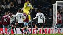 Kiper West Ham United Alphonse Areola melakukan penyelamatan saat melawan Derby County pada pertandingan sepak bola putaran keempat Piala FA di Stadion Pride Park, Derby, Inggris, 30 Januari 2023. West Ham United mengalahkan Derby County dengan skor 2-0. (AP Photo/Rui Vieira)