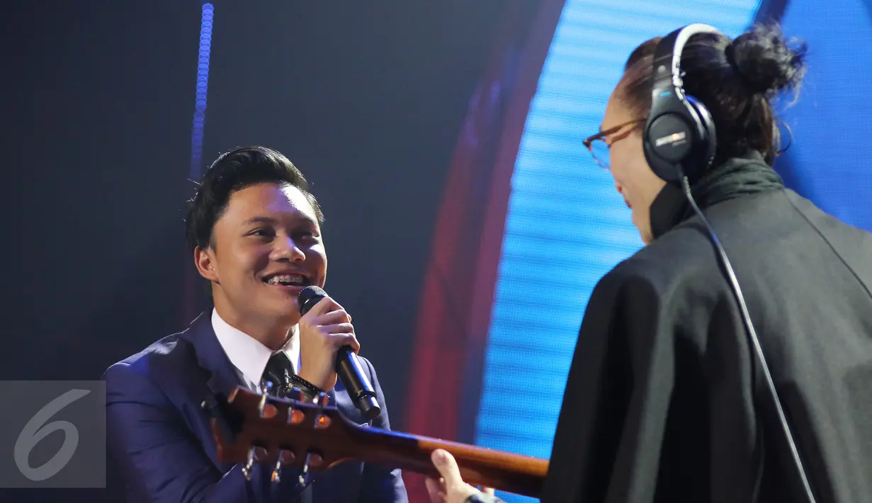 Penyanyi muda, Rizki Febian tampil dalam 'The Biggest Concent Ada Apa dengan Cinta? 2' di Studio 6 Emtek City, Jakarta, Kamis (31/3). Konser ini menampilkan lagu-lagu yang menjadi soundtrack di film Ada Apa Dengan Cinta. (Liputan6.com/Herman Zakharia)