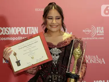Aktris Prilly Latuconsina berpose memegang piala seusai menerima Anugerah Festival Film Indonesia (FFI) 2023 kategori Pemeran Pendukung Wanita Terbaik di Ciputra Artpreneur, Jakarta, Selasa (14/11/2023). (Liputan6.com/Herman Zakharia)