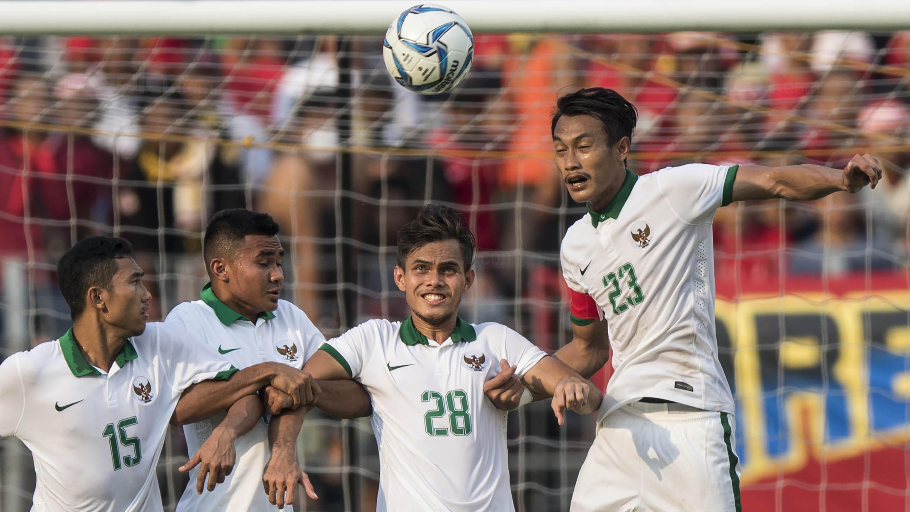 Kapten Timnas Indonesia U-22, Hansamu Yama, bersama rekan-rekannya menjaga tendangan bebas pemain Timor Leste pada laga SEA Games di Stadion MPS, Selangor, Minggu (20/8/2017). Indonesia menang 1-0 atas Timor Leste. (Bola.com/Vitalis Yogi Trisna)