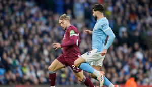 Pemain West Ham, Jarrod Bowen (kiri), mencoba lepas dari penjagaan Josko Gvardiol, saat bertanding di Liga Inggris 2025/2026, Sabtu (20/12/2025) malam WIB. (AP Photo/Dave Thompson)