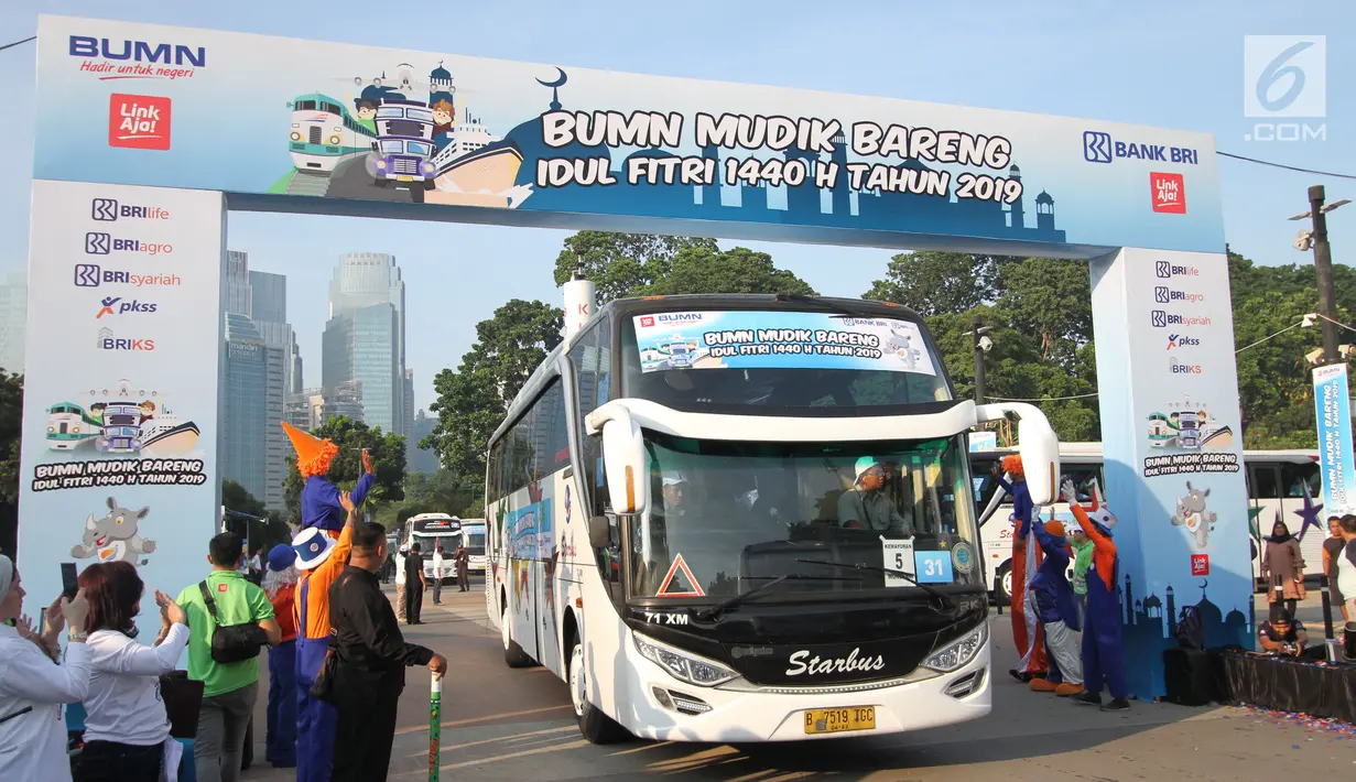 Pelepasan mudik gratis Mudik Bareng BRI di kawasan Senayan, Jakarta, Selasa (28/5/2019). PT Bank Rakyat Indonesia (Persero) Tbk kembali menggelar program Mudik Bareng BRI menjelang Hari Raya Idul Fitri 1440H/2019. (Liputan6.com/Pool/BRI)