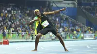 Selebrasi Usain Bolt usai memenangi final cabang atletik nomor 100m putra Olimpiade Rio de Janeiro, Minggu (14/8/2016). (REUTERS/Lucy Nicholson)