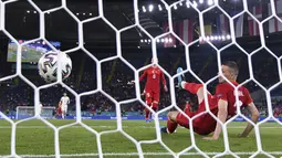 Bek timnas Turki, Merih Demiral mencetak gol bunuh diri pada pada laga pertama grup A Euro 2020 /2021 saat melawan Italia di stadion Olimpico Roma, Sabtu (12/6/2021). Timnas Italia berhasil menang 3-0 atas Turki. (Alfredo Falcone/LaPresse via AP)