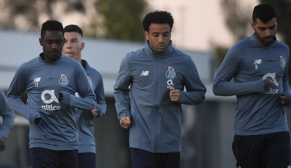 Para pemain Porto, Zaidu Sanusi, Felipe Andersson dan Mehdi Taremi mengikuti sesi latihan di markas klub di Olival, Vila Nova de Gaia, Senin (30/11/2020) waktu setempat. Porto akan menghadapi Manchester City pada matchday ke-5 Grup C Liga Champions 2020/21, Selasa (1/12/2020). (AFP/Miguel Riopa)