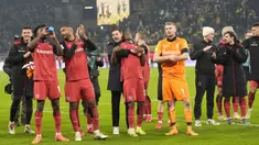 Pelatih Bayer Leverkusen, Xabi Alonso bersama para pemain merayakan kemenangan atas Bayern Munchen pada laga lanjutan Bundesliga 2024/2025 di Signal Iduna Park, Dortmund, Jerman, Sabtu (11/01/2025) WIB. (AP Photo/Martin Meissner)