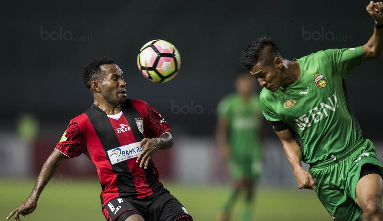 Gelandang Persipura, Ian Louis Kabes, berebut bola dengan bek Bhayangkara FC, Indra Kahfi, pada laga Liga 1 Indonesia di Stadion Patriot, Bekasi, Sabtu (9/9/2017). Bhayangkara FC menang 2-1 atas Persipura. (Bola.com/Vitalis Yogi Trisna)