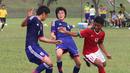 Pemain Indonesia U16 berebut bola dengan pemain  Jepang U16 dalam ujicoba yang digelar di Lapangan Padepokan Voli Indonesia, Sentul, Bogor. Selasa (15/4)