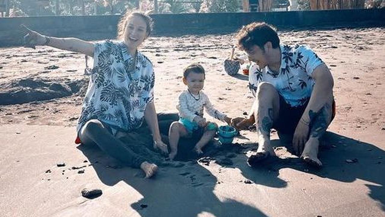 10 Momen Lucu Baby Djiwa Anak Nadine Chandrawinata Main Pasir di Pantai, Gemesin Banget!