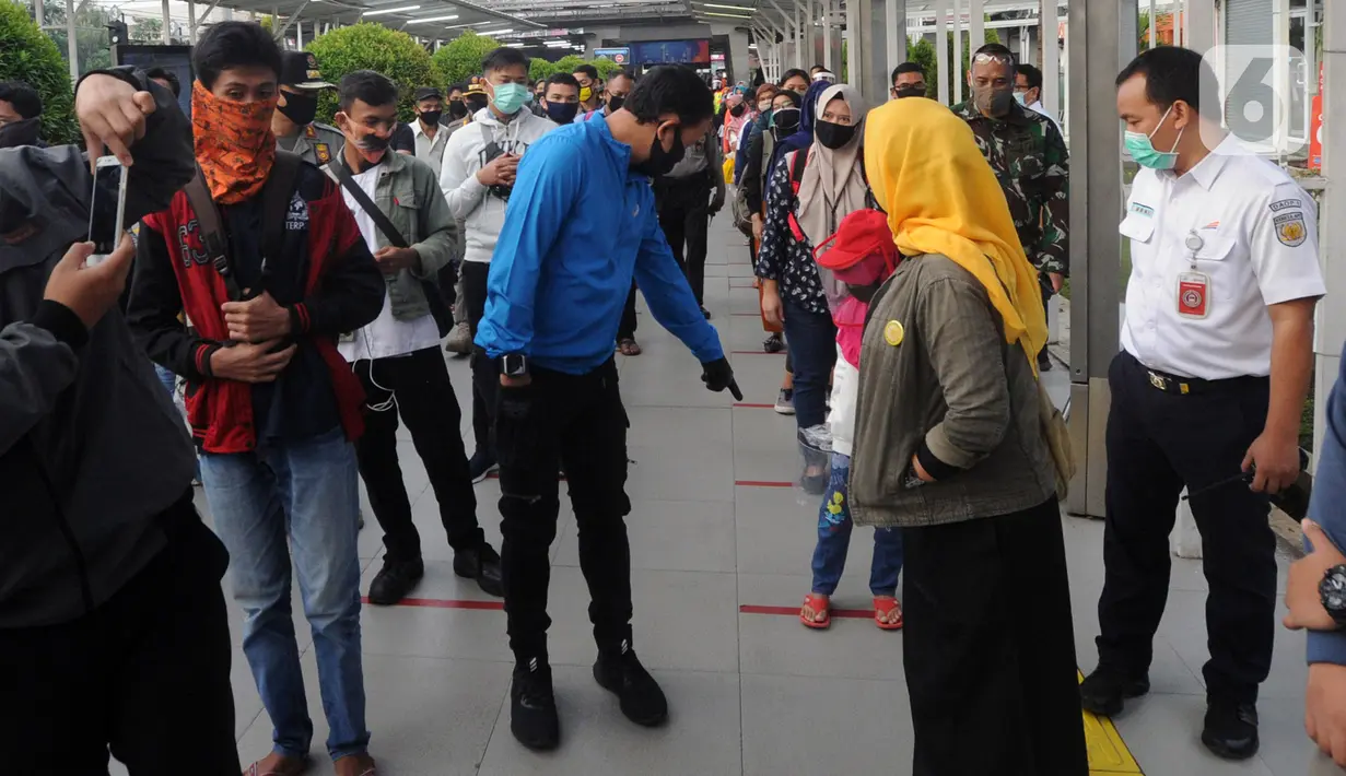 Wali Kota Bogor Bima Arya (tengah) saat meninjau Stasiun Bogor, Jawa Barat, Selasa (9/6/2020). Bima Arya mengunjungi Stasiun Bogor untuk melihat kesiapan aparat keamanan mengantisipasi antrean panjang serta penerapan protokol kesehatan pada penumpang KRL. (merdeka.com/Arie Basuki)
