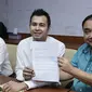 Raffi Ahmad (tengah) memperlihatkan surat permohonan maaf di kantor Persatuan Wartawan Indonesia Pusat di Gedung Dewan Pers, Jakarta, (4/11/2015). Sebelumnya Raffi telah meminta maaf secara live dalam sebuah program acara. (Liputan6.com/Herman Zakaria)