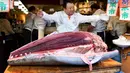 <p>Pengusaha restoran sushi Jepang, Kiyoshi Kimura memamerkan ikan tuna sirip biru seberat 276 kg di restoran utamanya di Tokyo, Minggu (5/1/2020). Tuna raksasa itu dibeli mencapai Rp 24 miliar dan disebut sebagai yang tertinggi kedua dalam rekor lelang ikan di Pasar ikan Toyosu. (Kazuhiro NOGI / AFP)</p>