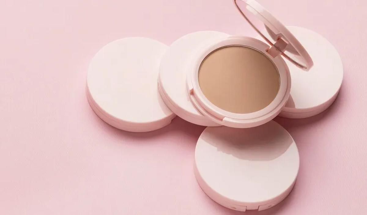 Sementara itu, tekstur cushion yang lebih creamy memudahkan pengaplikasian dengan puff sponge.