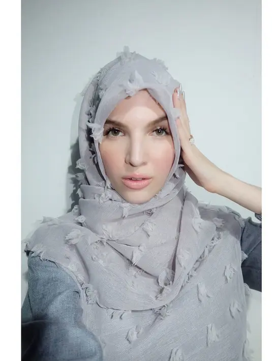 Bagi penggemar GGS, tentu sudah mengenal Ratu Vampir Viola yang diperankan Mikaila Patritz. Artis blasteran ini menjadi mualaf sejak usia 12 tahun. Potret cantiknya pakai hijab bikin warganet terpesona. (Liputan6.com/IG/mikhailapatritz)