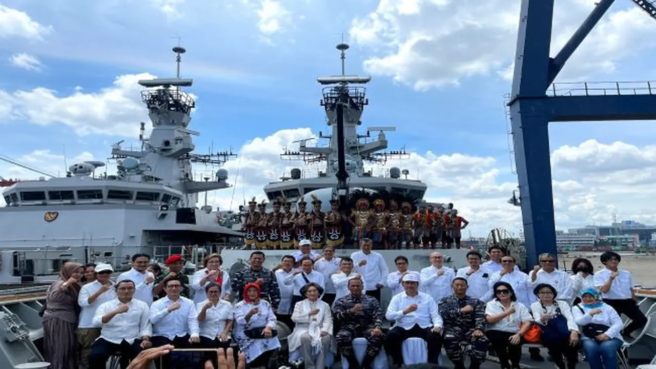 Penyerahan bantuan dari SRO pasar modal Indonesia kepada keluarga pahlawan nasional, Selasa (10/1/2023). (Foto: BEI)
