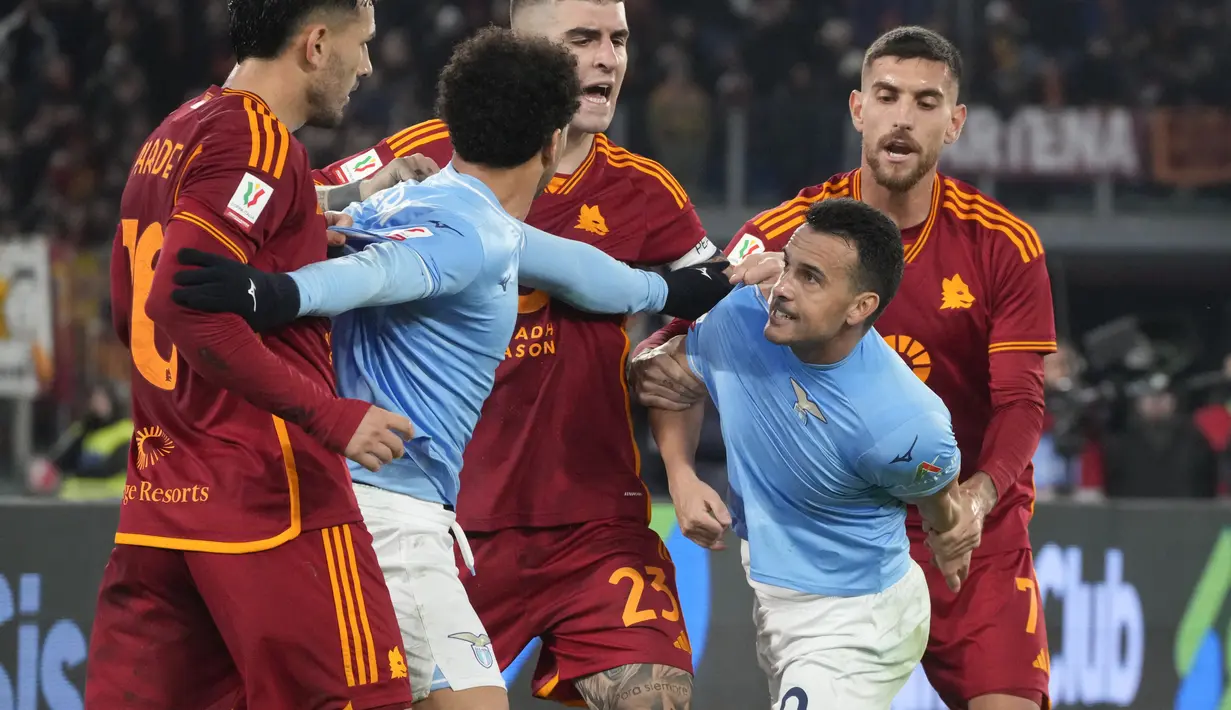 Kemenangan Lazio atas klub sekota AS Roma di ajang Piala Italia atau Coppa Italia juga diwarnai tiga kartu merah di penghujung pertandingan. (AP Photo/Gregorio Borgia)