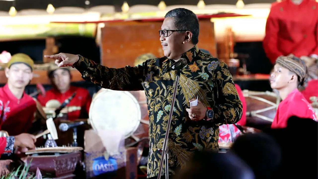Sekjen PDIP Hasto Kristiyanto Saat menghadiri pagelaran wayang kulit di halaman masjid At-Taufiq, Lenteng Agung, Jakarta Selatan, Jumat (28/7/2023).