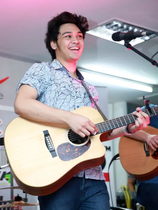 The Overtunes memberikan sedikit warna pada aransemen lagu mereka, ada unsur rock di lagu terbarunya. (Deki Prayoga/Bintang.com)