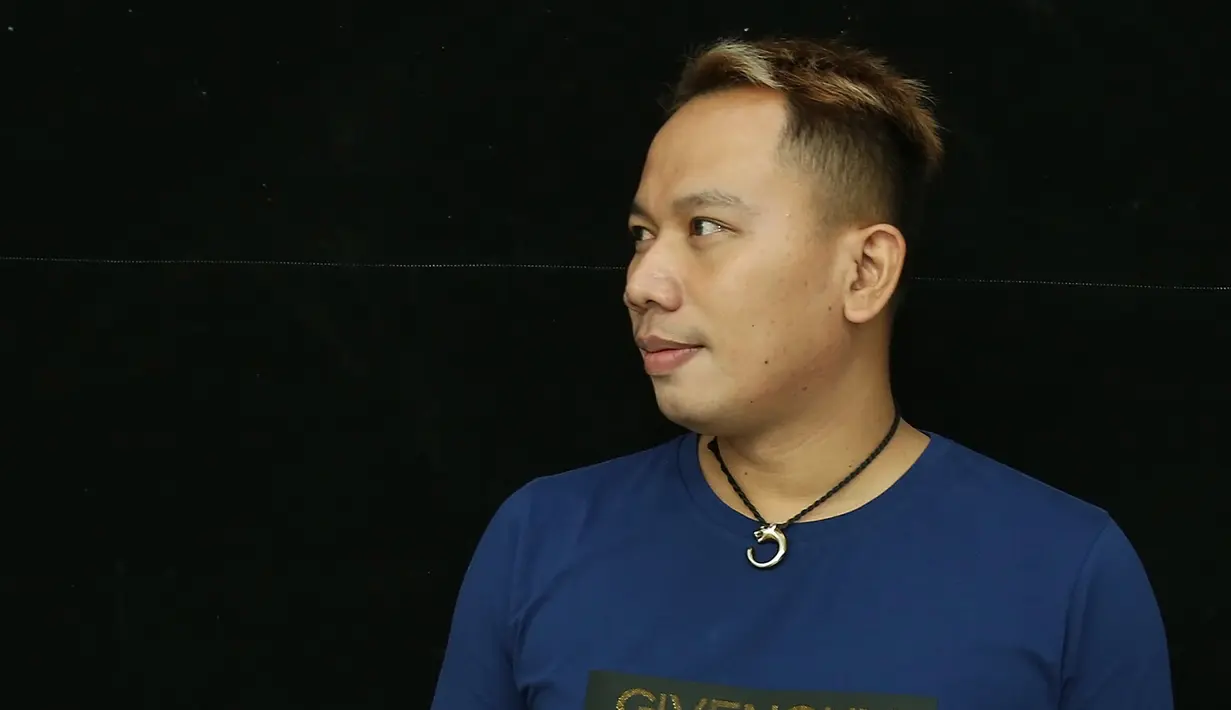 Kini, Vicky kembali merencanakan untuk menikah kembali. Jelang pernikahannya, kembali ada perempuan yang mengaku memiliki hubungan dengan Vicky. Vivie nama perempuan yang menuntut dinikahi resmi oleh Vicky. (Bambang E. Ros/Bintang.com)