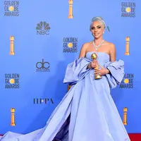 Lady Gaga menunjukkan piala penghargaan Golden Globes 2019 di The Beverly Hilton, Beverly Hills, California, Minggu (6/1). Lady Gaga meraih penghargaan melalui soundtrack lagu film The Star is Born. (Photo by Jordan Strauss/Invision/AP)