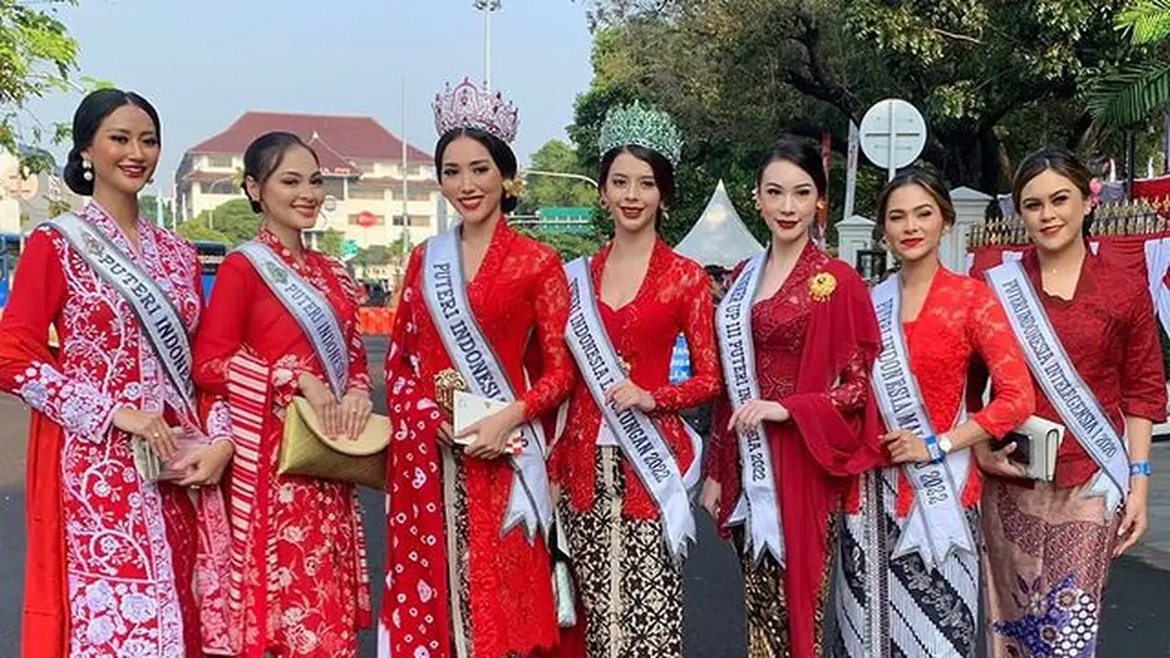 Parade Busana Kebaya Merah dari Puteri Indonesia, Reisha Brotoasmoro, hingga Franka Makarim