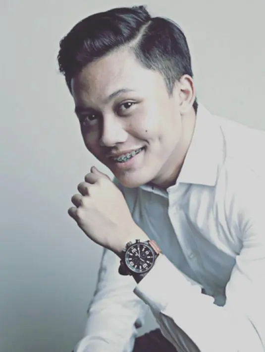   Rizky Febian Ardiansyah Sutisna, atau yang lebih akrab disapa Rizky Febian ini adalah putra dari komedian Sule Sutisna. Rizky kini sukses merajai tangga lagu di Indonesia yang bertajuk Kesempurnaan Cinta. ( via instagram@rizkyfbian/Bintang.com)
