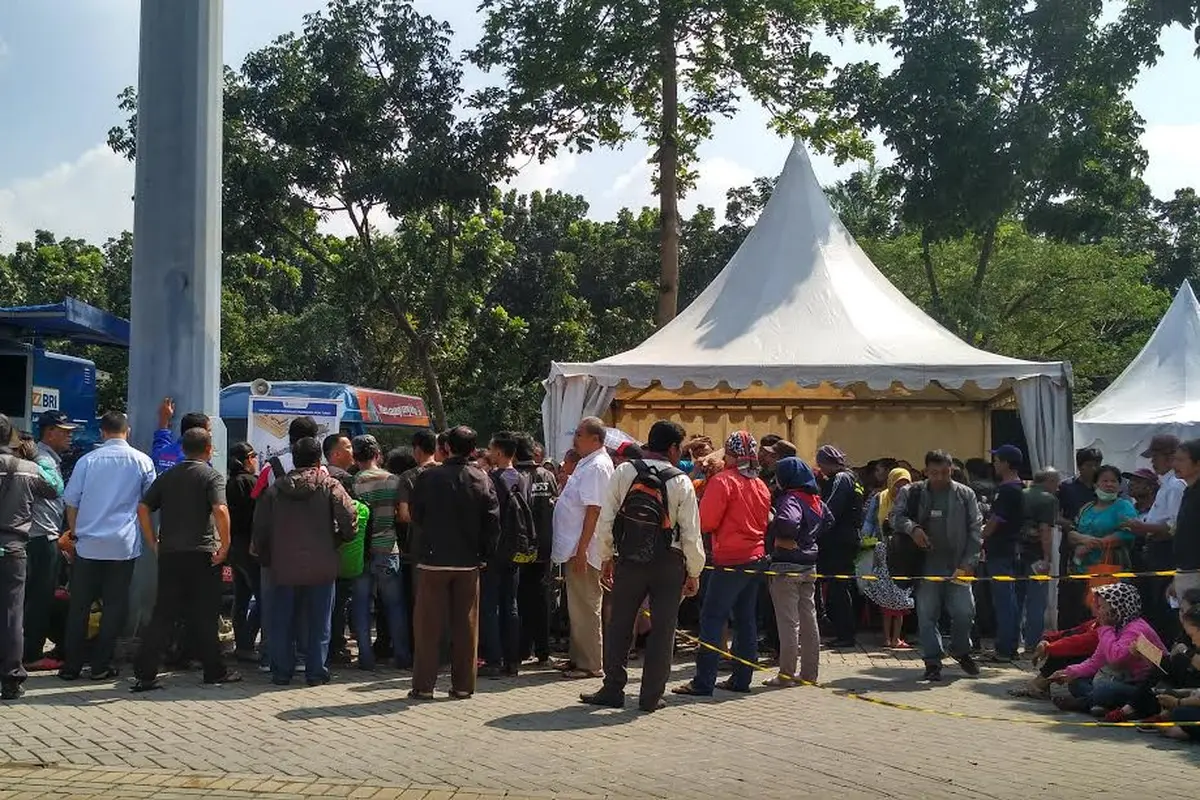 Warga mendatangi Lapangan IRTI Monas untuk menukarkan uang