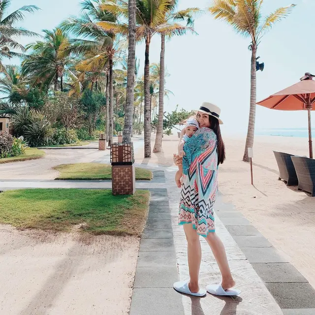 Gaya Outfit Momo Geisha Saat di Pantai, Tampil Santai dan Stylish. (Sumber: Instagram/therealmomogeisha)