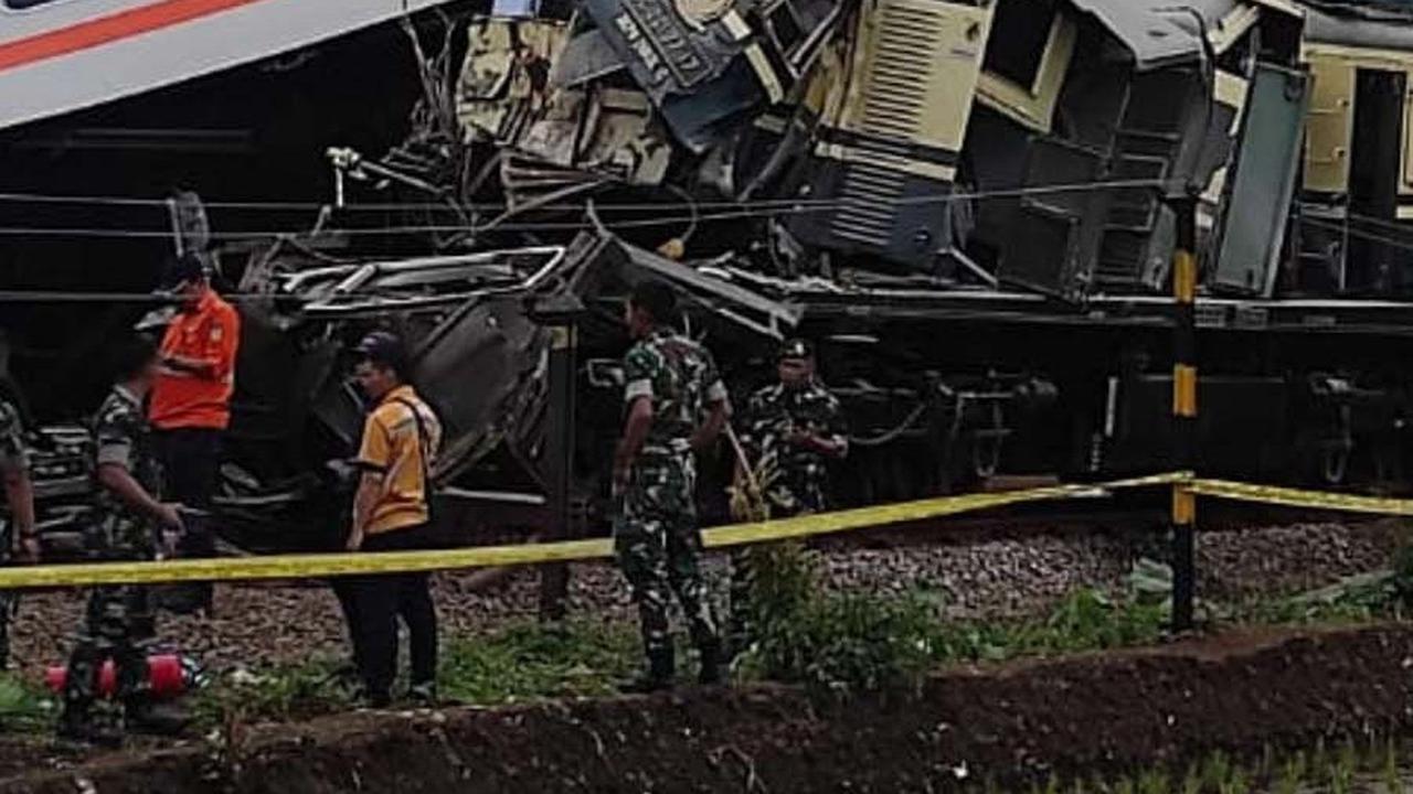 Detik-Detik Mengerikan KA Lokal vs KA Turangga Bertubrukan Kencang di Cicalengka