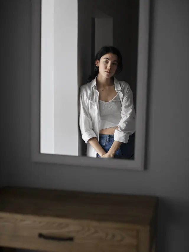 wanita september cermin