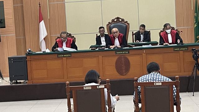 Direktur Lokataru Haris Azhar dan Koordinator Komisi untuk Orang Hilang dan Korban Tindak Kekerasan (KontraS) Fatia Maulidiyanti divonis bebas