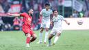 Pemain Persija Jakarta, Marco Simic (kiri) berusaha melepaskan umpan dibayangi pemain Persib Bandung, Adam Alis dalam laga lanjutan BRI Liga 1 2024/2025 di Stadion Patriot Candrabhaga, Bekasi, Minggu (16/02/2025). (Bola.com/M Iqbal Ichsan)