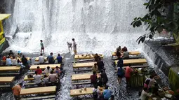 The Labassin Waterfall Restaurant adalah salah satu restoran unik yang terletak di Villa Escudero di San Pablo, Provinsi Quezon, Filipina. Setiap pengunjung bisa menikmati panorama air terjun buatan yang merendam restoran. (worldfortravel.com)